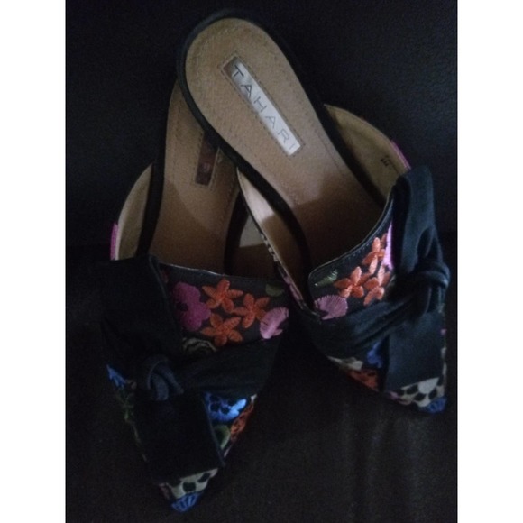 Tahari "Pandora" Flat Pointed Toe Mule Unique Floral Fabric, Size 6 M - Picture 1 of 2
